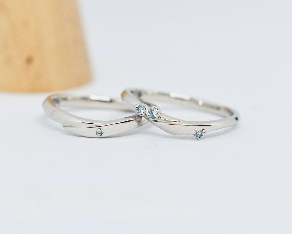 アイスブルーダイヤモンドをあしらった結婚指輪