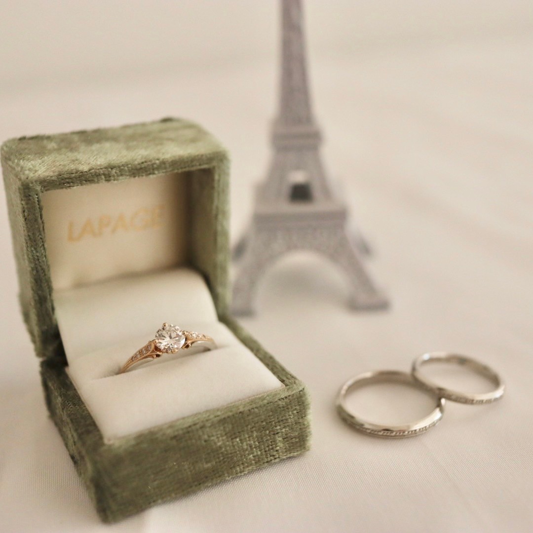リングケースに収められた婚約指輪と結婚指輪